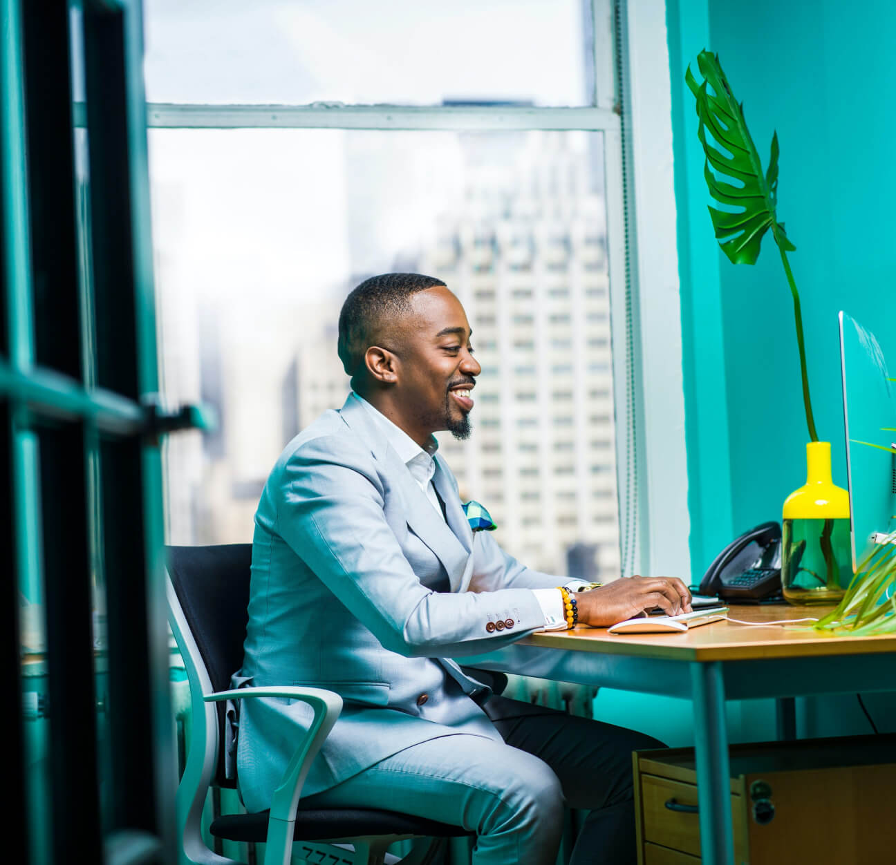 Homme souriant travaillant au bureau