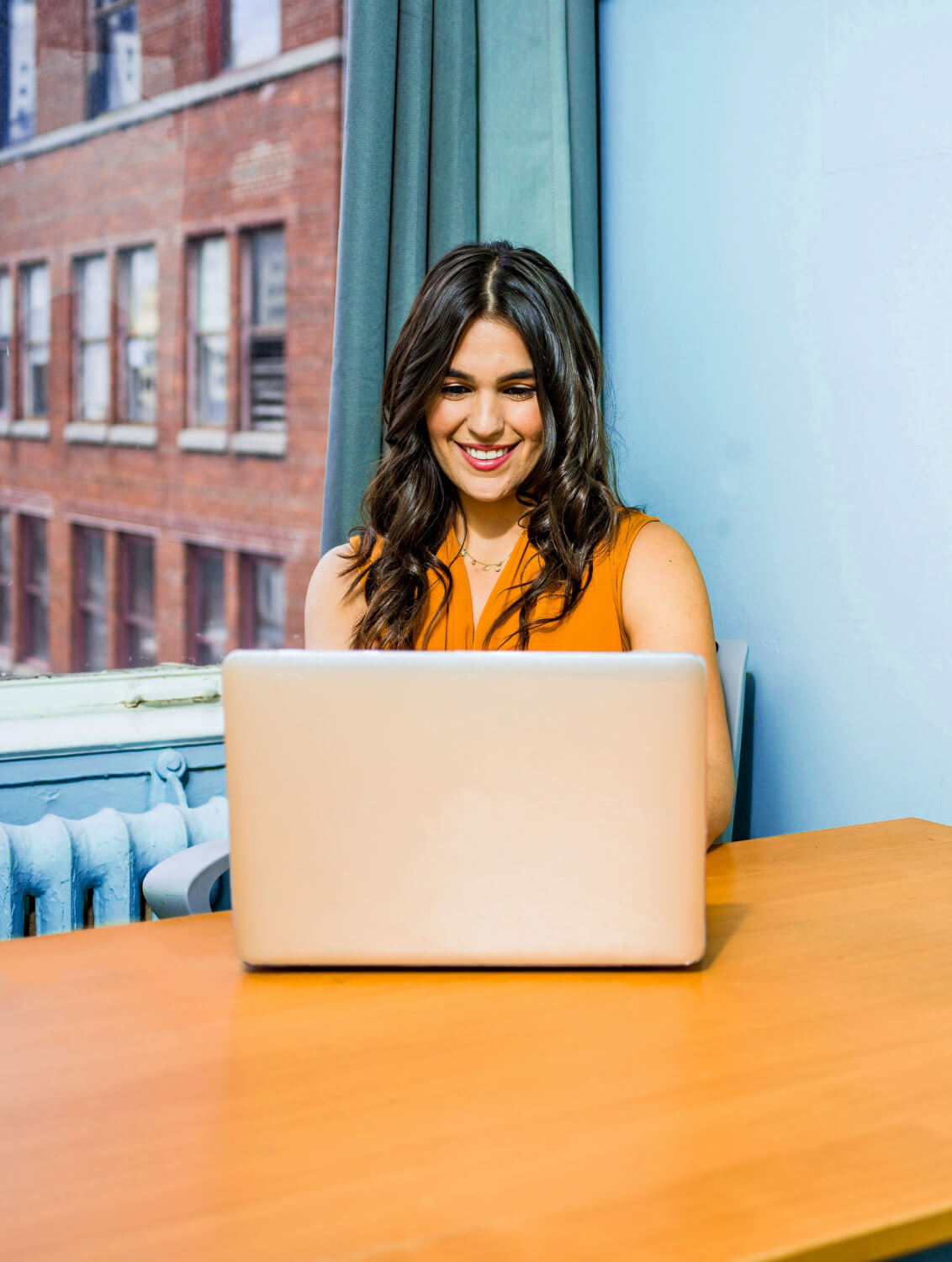 Femme travaillant sur ordinateur